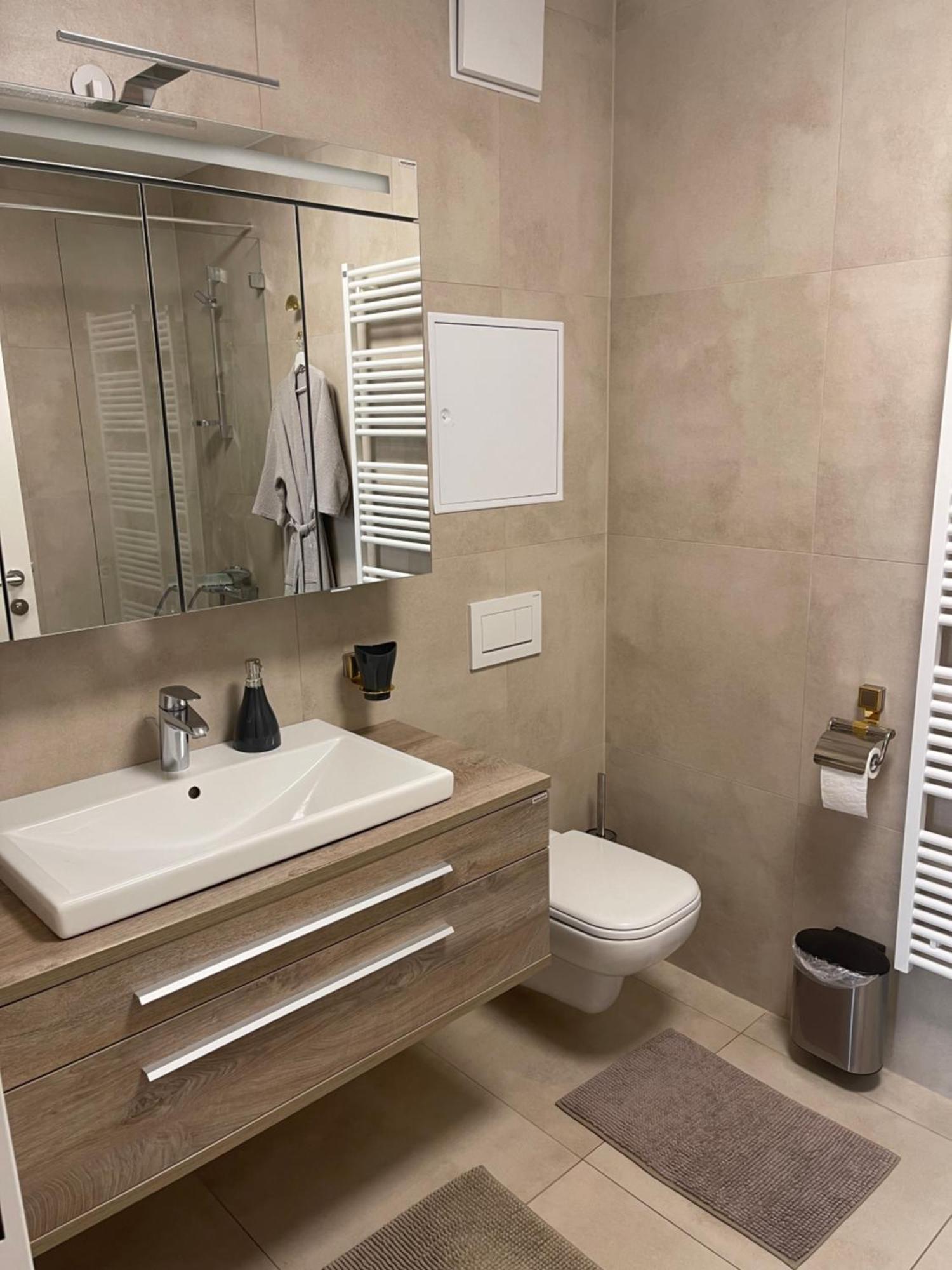 Amazing Austria Center Apartment Near Uno City Vienna Exterior photo